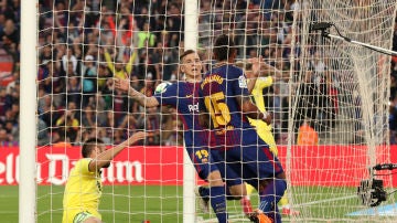 Paulinho y Digne celebran un gol ante el Villarreal