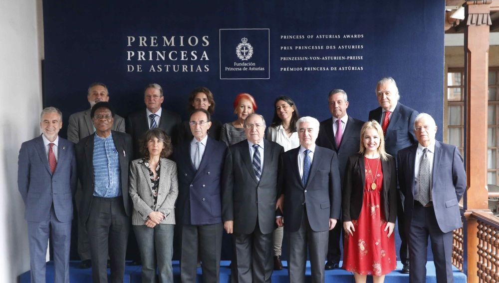 El jurado encargado de fallar el Premio Princesa de Asturias de Cooperación Internacional 2018, presidido por Gonzalo Suárez Pertierra