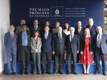 El jurado encargado de fallar el Premio Princesa de Asturias de Cooperación Internacional 2018, presidido por Gonzalo Suárez Pertierra 