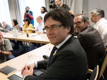 Noticias 2 Antena 3 (09-05-18) El Tribunal Constitucional suspende la ley que permite la investidura a distancia de Carles Puigdemont Noticias 2 Antena 3 (09-05-18) El Tribunal Constitucional suspende la ley que permite la investidura a distancia de Carles Puigdemont