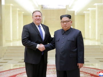Kim Jong Un, estrechando la mano del secretario de Estado de los Estados Unidos de América, Mike Pompeo