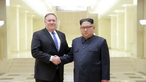 Kim Jong Un, estrechando la mano del secretario de Estado de los Estados Unidos de América, Mike Pompeo Kim Jong Un, estrechando la mano del secretario de Estado de los Estados Unidos de América, Mike Pompeo