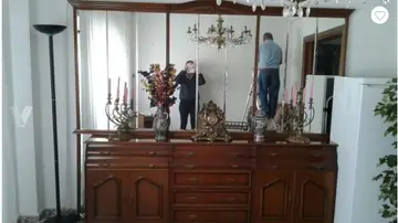Pone en venta un mueble con espejo en el que salen dos personas reflejados Pone en venta un mueble con espejo en el que salen dos personas reflejados