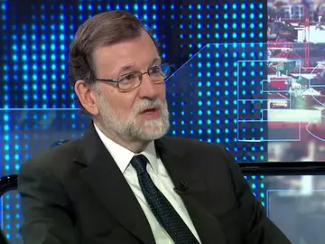 Rajoy ve "muy machista" la polémica generada por la foto de Sáenz Santamaría y Cospedal Rajoy ve "muy machista" la polémica generada por la foto de Sáenz Santamaría y Cospedal