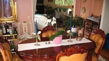 Sale desnudo al reflejarse su imagen en el espejo Sale desnudo al reflejarse su imagen en el espejo