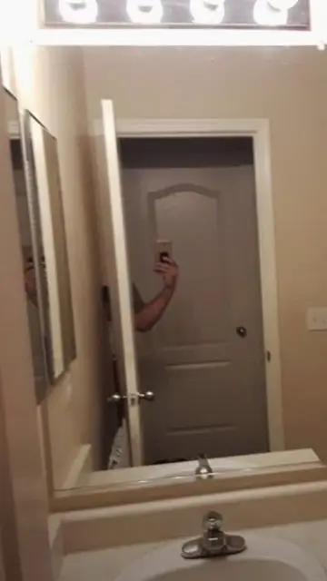 Se esconde para no salir en la foto pero su brazo sigue apareciendo Se esconde para no salir en la foto pero su brazo sigue apareciendo