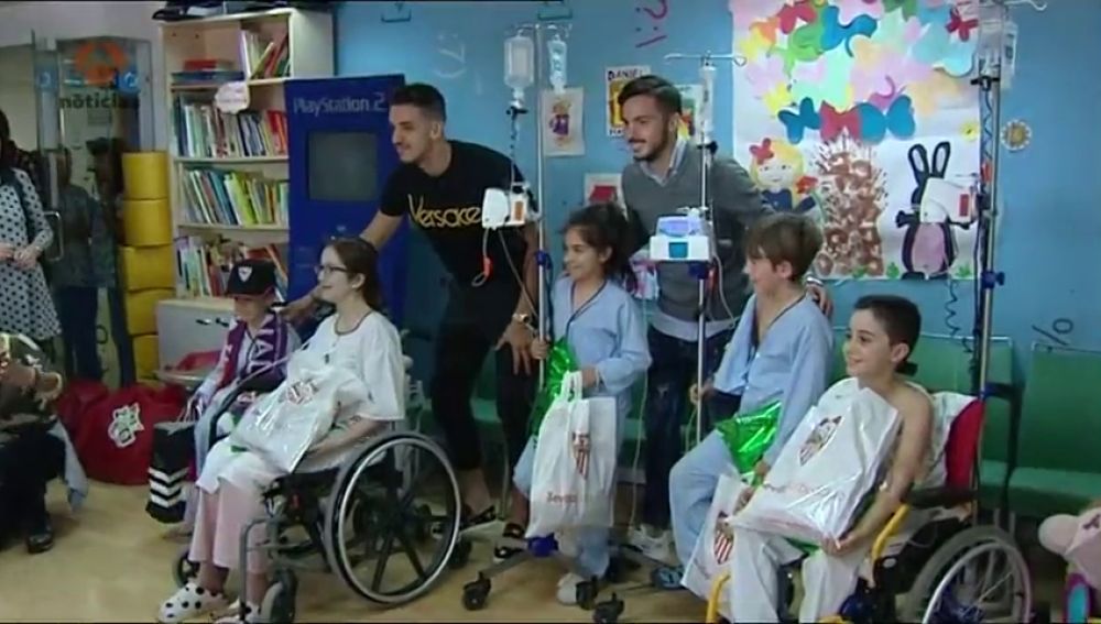 Feddal y Sarabia visitan a niños enfermos en un hospital de Sevilla