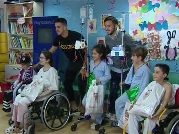 Feddal y Sarabia visitan a niños enfermos en un hospital de Sevilla