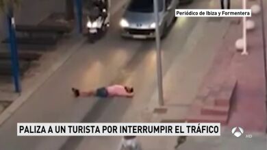 Dan una paliza a un turista británico tumbado en mitad de la calzada y que interrumpía el tráfico en Ibiza