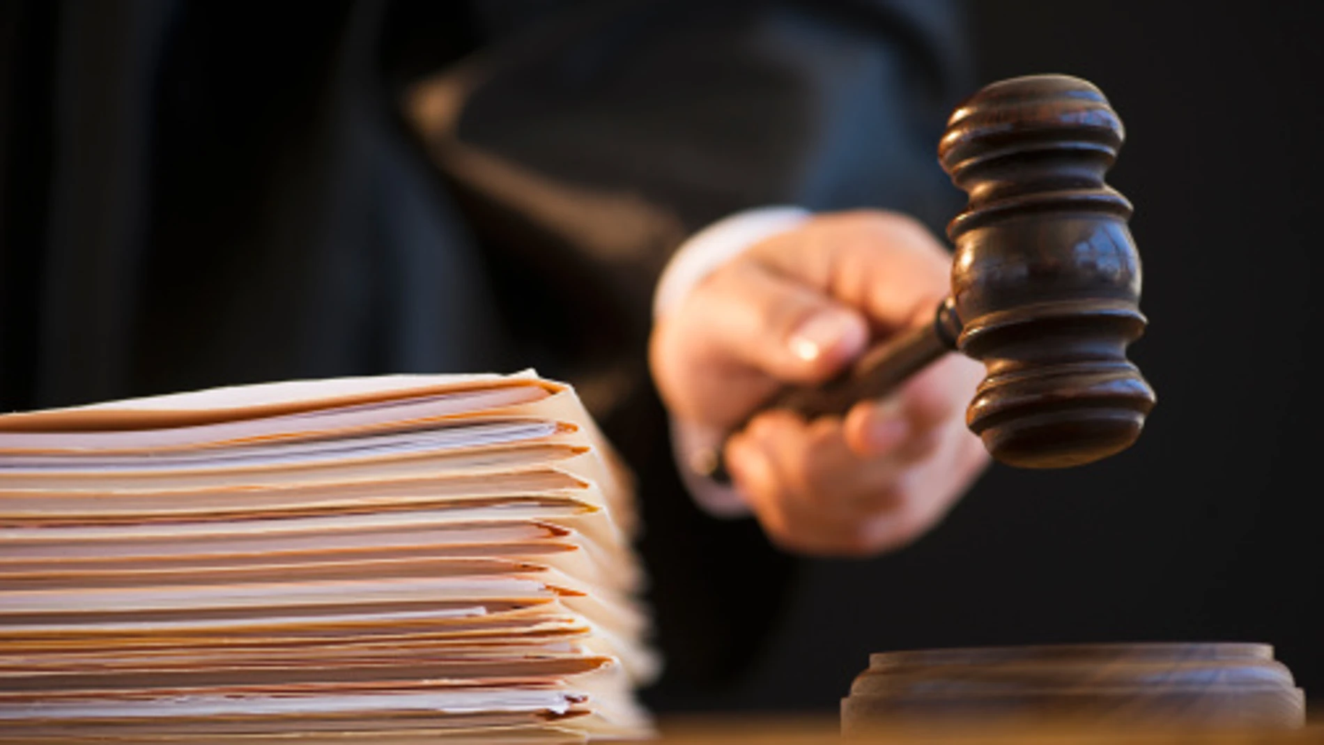 Un juez durante un juicio Un juez durante un juicio