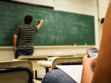Un profesor imparte clase en un instituto. Un profesor imparte clase en un instituto.