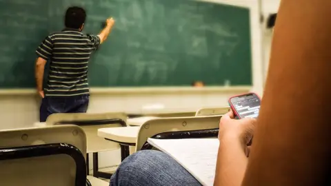 Un profesor imparte clase en un instituto. Un profesor imparte clase en un instituto
