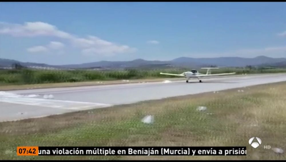 Una avioneta realiza un aterrizaje de emergencia en el aeródromo de Vélez-Málaga