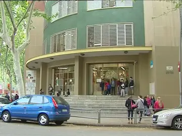 Un juez condena a la Generalitat por no atajar el acoso que sufría un alumno de Barcelona Un juez condena a la Generalitat por no atajar el acoso que sufría un alumno de Barcelona