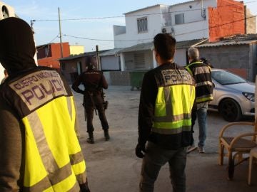 Agentes de la Policía Nacional Agentes de la Policía Nacional