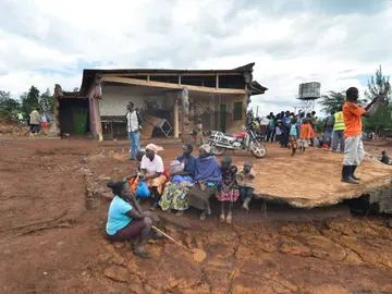 Varias personas tras destruirse la presa Petal Varias personas tras destruirse la presa Petal