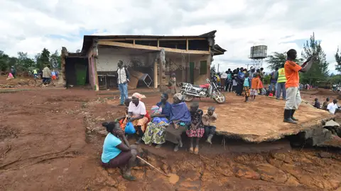 Varias personas tras destruirse la presa Petal Varias personas tras destruirse la presa Petal