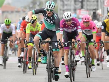 Sam Bennett celebra su victoria en la 7ª etapa del Giro