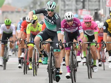 Sam Bennett celebra su victoria en la 7ª etapa del Giro Sam Bennett celebra su victoria en la 7ª etapa del Giro