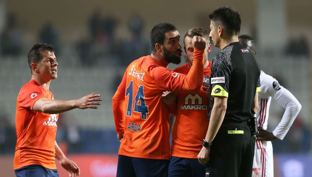Arda Turan se encara con el árbitro