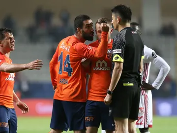 Arda Turan se encara con el árbitro Arda Turan se encara con el árbitro