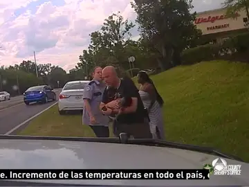 Un agente salva la vida de un bebé de 3 meses Un agente salva la vida de un bebé de 3 meses