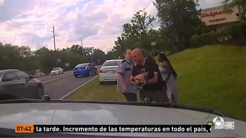 Un agente salva la vida de un bebé de 3 meses Un agente salva la vida de un bebé de 3 meses