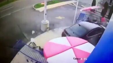 Una niña de 14 años arrolla con su coche a una pareja en una terraza en Míchigan