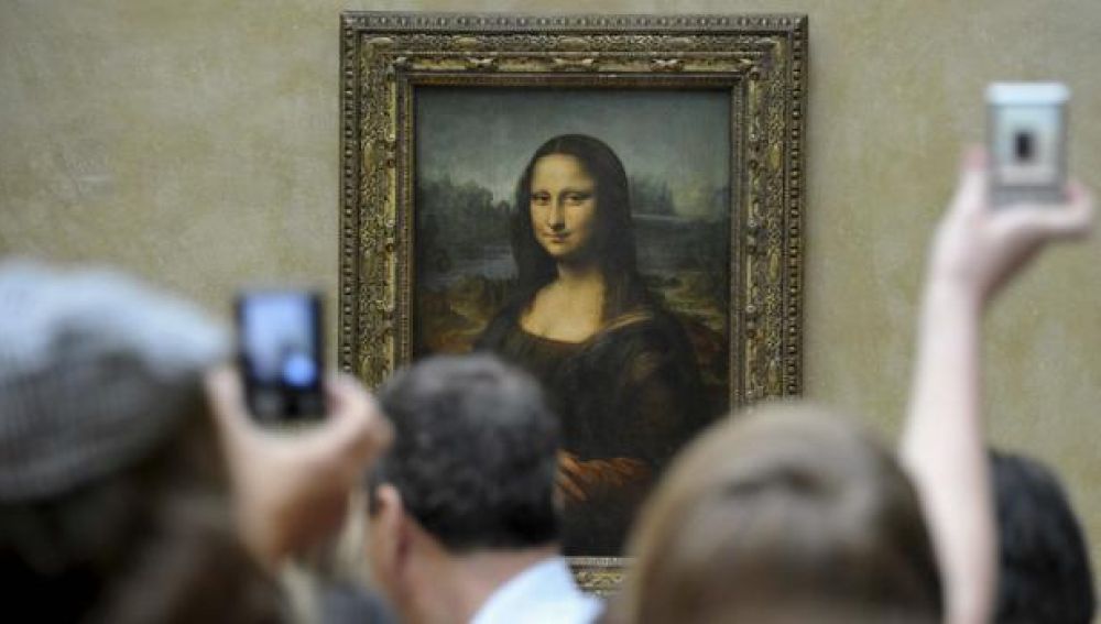 Turistas fotografiando 'La Gioconda' o 'Mona Lisa' en el Museo del Louvre