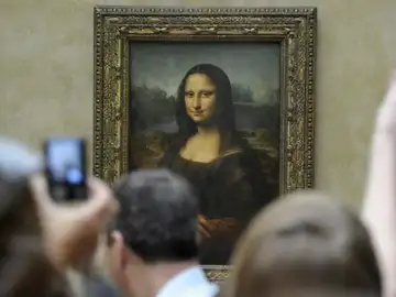 Turistas fotografiando 'La Gioconda' o 'Mona Lisa' en el Museo del Louvre Turistas fotografiando 'La Gioconda' o 'Mona Lisa' en el Museo del Louvre