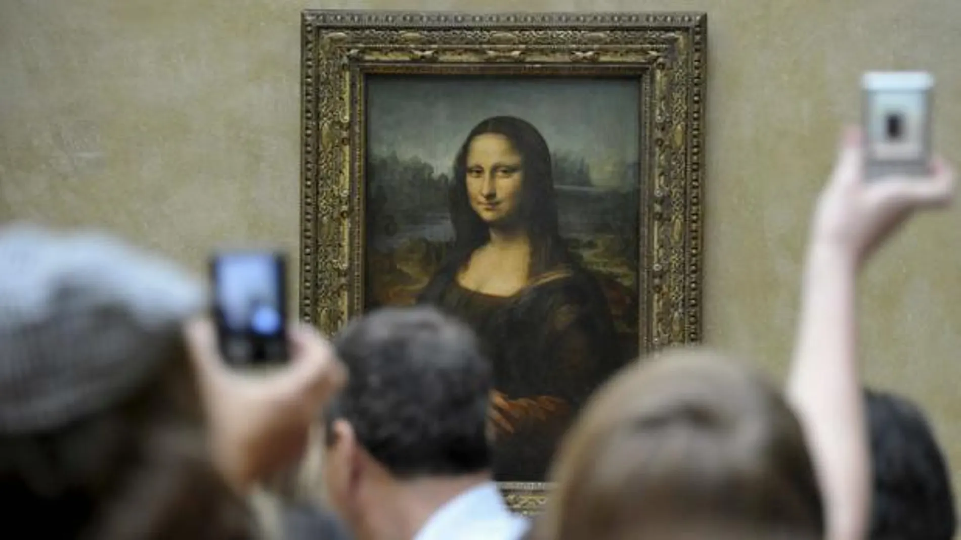 Turistas fotografiando 'La Gioconda' o 'Mona Lisa' en el Museo del Louvre Turistas fotografiando 'La Gioconda' o 'Mona Lisa' en el Museo del Louvre