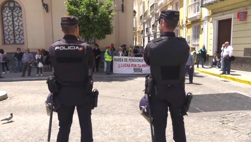 Los pensionistas reciben a Rajoy entre abucheos en Cádiz