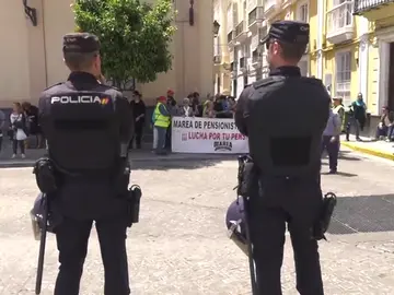 Los pensionistas reciben a Rajoy entre abucheos en Cádiz Los pensionistas reciben a Rajoy entre abucheos en Cádiz