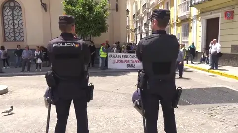 Los pensionistas reciben a Rajoy entre abucheos en Cádiz Los pensionistas reciben a Rajoy entre abucheos en Cádiz