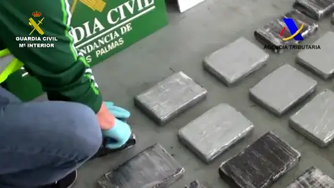 La Guardia Civil incauta 28 kilos de cocaína oculta en sacos de azúcar La Guardia Civil incauta 28 kilos de cocaína oculta en sacos de azúcar