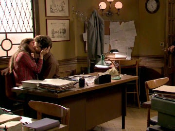 Ernesto sorprende a Vicky y Javier besándose en la redacción