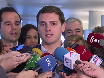 Rivera pide a PP y PSOE seguir "juntos" aplicando el artículo 155 en Cataluña Rivera pide a PP y PSOE seguir "juntos" aplicando el artículo 155 en Cataluña