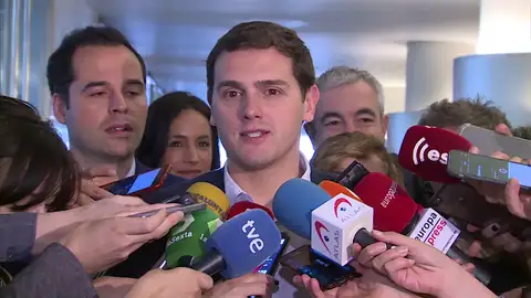 Rivera pide a PP y PSOE seguir "juntos" aplicando el artículo 155 en Cataluña Rivera pide a PP y PSOE seguir "juntos" aplicando el artículo 155 en Cataluña