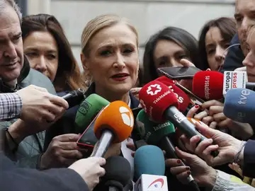 Noticias Antena 3 14:00 (11-05-18) Cristina Cifuentes, citada como investigada por el 'caso máster' por presuntos delitos de falsificación de documento público y cohecho Noticias Antena 3 14:00 (11-05-18) Cristina Cifuentes, citada como investigada por el 'caso máster' por presuntos delitos de falsificación de documento público y cohecho
