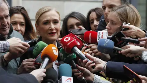 Noticias Antena 3 14:00 (11-05-18) Cristina Cifuentes, citada como investigada por el 'caso máster' por presuntos delitos de falsificación de documento público y cohecho Noticias Antena 3 14:00 (11-05-18) Cristina Cifuentes, citada como investigada por el 'caso máster' por presuntos delitos de falsificación de documento público y cohecho