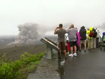 Hawái emite una alerta por gas tóxico y advierte de que nuevas áreas están en peligro por el volcán Kilauea Hawái emite una alerta por gas tóxico y advierte de que nuevas áreas están en peligro por el volcán Kilauea