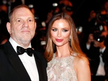 El productor estadounidense Harvey Weinstein (i) y su esposa Georgina Chapman.