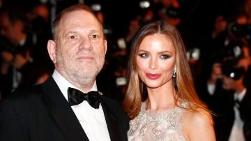 El productor estadounidense Harvey Weinstein (i) y su esposa Georgina Chapman.