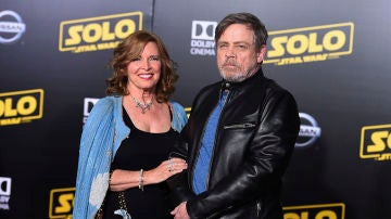 Mark Hamill junto a su mujer en la premiere de 'Han Solo: Una historia de Star Wars'