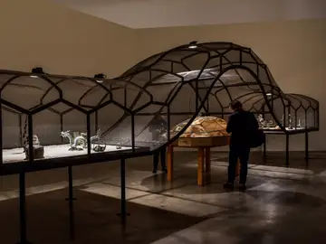 Un hombre observa 'El teatro del Mundo' (1993) Un hombre observa 'El teatro del Mundo' (1993)