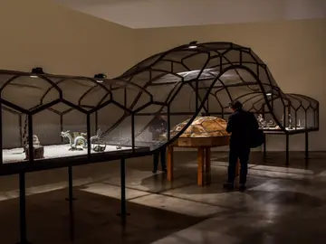 Un hombre observa 'El teatro del Mundo' (1993) Un hombre observa 'El teatro del Mundo' (1993)