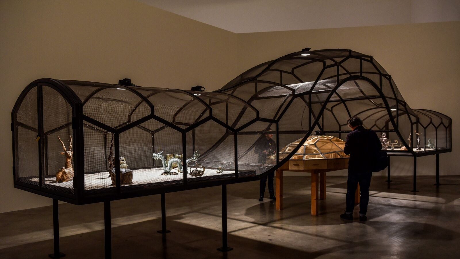 El Guggenheim inaugura la controvertida exposición 'El Teatro del Mundo', en la que insectos y reptiles se devoran en un terrario