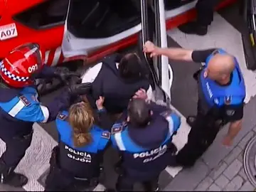 Detenido por agredir e intentar atropellar a unos agentes al no poder aparcar en una zona de carga y descarga Detenido por agredir e intentar atropellar a unos agentes al no poder aparcar en una zona de carga y descarga