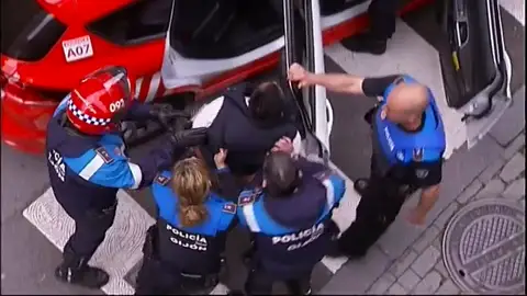 Detenido por agredir e intentar atropellar a unos agentes al no poder aparcar en una zona de carga y descarga Detenido por agredir e intentar atropellar a unos agentes al no poder aparcar en una zona de carga y descarga