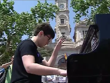 Pianos de cola repartidos por la ciudad de Valencia Pianos de cola repartidos por la ciudad de Valencia